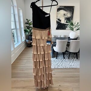 Mac Duggal Ieena One Shoulder Tiered Pleated Gown Black Gold Size 0 NWT